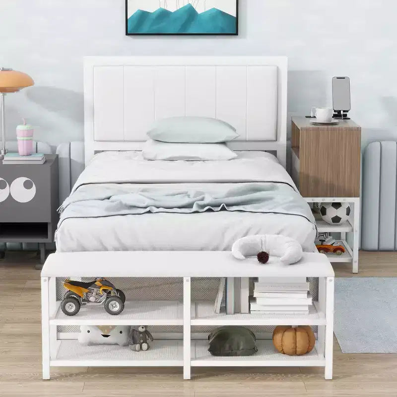 Letto a piattaforma in metallo con due ripiani portaoggetti a più livelli e mobiletto in legno