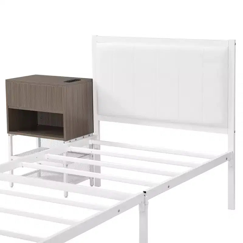 Letto a piattaforma in metallo con due ripiani portaoggetti a più livelli e mobiletto in legno